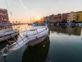 Un barco, atracado en uno de los amarres de Port Saplaya, en la localidad valenciana de Alboraya
