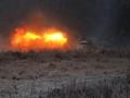 Un tanque ucraniano dispara durante un ejercicio militar no lejos de la línea del frente en dirección a Bajmut, en la región de Donetsk
