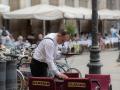Un camarero limpia una mesa en la plaza Real de Barcelona