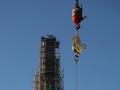 El nuevo gallo dorado es levantado por una grúa para ser instalado en lo alto de la aguja de la catedral de Notre Dame de París.