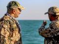 Militares yemeníes señalan el Mar Rojo
