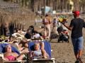 Varias personas disfrutan tomando el sol en la playa de la Malagueta a 12 de diciembre