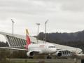 Un avión de Iberia se dirige a la pista de despegue en el Aeropuerto de Bilbao en Loiu