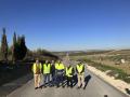 El delegado de Infraestructuras, Sostenibilidad y Medio Ambiente de la Diputación de Córdoba, Andrés Lorite (tercero por la dcha.), en el camino provincial CP-268 'De los Toriles'