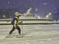 Una persona avanza con esquíes junto a la fuente de Cibeles, cubierta de nieve por la borrasca Filomena, en Madrid