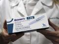Caja de Ozempic sujetada por un farmacéutico