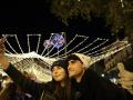 Dos jóvenes se hacen un selfi durante el encendido de luces de navidad en Palma de Mallorca