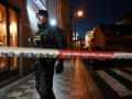 Un oficial de policía asegura el área cerca de la Universidad Carolina, en el centro de Praga