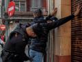 Un agente de la Policía realiza un cacheo en el barrio valenciano de Orriols