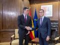 El presidente del Gobierno, Pedro Sánchez (i), y el líder del PP, Alberto Núñez Feijóo (d), se saludan durante una reunión, en el Congreso de los Diputados, a 22 de diciembre de 2023, en Madrid (España). Durante el encuentro, han tratado temas como la renovación del Consejo General del Poder Judicial, la reforma del artículo 49 de la Constitución y el nuevo modelo de financiación autonómica, temas propuestos por el Gobierno. También, han hablado sobre la Ley de Amnistía y los pactos del Ejecutivo con el independentismo, a petición del PP.
22 DICIEMBRE 2023;REUNIÓN;PRESIDENTE;FEIJOO;SÁNCHEZ;PODER JUDICIAL;CGPJ;ARTÍCULO 49;AUTONOMÍA;REFORMA;PP-PSOE;PP;PSOE;
Alberto Ortega / Europa Press
22/12/2023