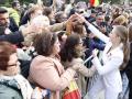 Su Alteza Real la Princesa de Asturias con ciudadanos en la calle tras el acto de juramento de la Constitución Española (31 de octubre de 2023).