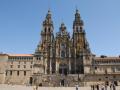 Catedral de Santiago de Compostela, La Coruña: Ubicada en La Coruña, esta catedral no posee un estilo único. Si bien tiene una fuerte presencia del románico, también tiene elementos del gótico y barroco. Además, anticipó tendencias artísticas antes de que se dieran, como, por ejemplo, la predisposición a la altura y un mayor naturalismo escultórico. El Rey Alfonso II es el que decide construir esta catedral. La catedral pasa por muchas etapas de construcción y demolición, y es en 1075 cuando se inicia la construcción de la actual catedral, ordenada por el rey Alfonso VI. Puedes visitar esta catedral o hacer una peregrinación, tradición que se sigue desde el año 813, y admirar los elementos más impresionantes del edificio como la cripta, las portadas y el Pórtico de la Gloria.
