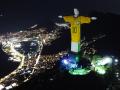 AME6835. RÍO DE JANEIRO (BRASIL), 29/12/2023.- Fotografía aérea tomada hoy que muestra al Cristo Redentor con la proyección de una camiseta de la selección brasileña de fútbol usada por Pelé, en Río de Janeiro (Brasil). La proyección forma parte de varios homenajes en todo Brasil por el primer aniversario de la muerte del "Rey del Fútbol". EFE/ANDRÉ COELHO