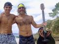 Iago, el joven desaparecido, junto a su padre en la playa