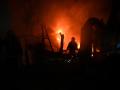 Fuego durante la noche en las calles de Ucrania tras el ataque Ruso