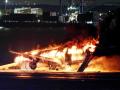 El avión de Japan Airlines envuelto en llamas