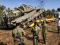 Un tanque de combate israelí es replegado de la frontera con Gaza