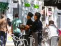 Dos camareros trabajan en una de las terrazas ubicadas en el Paseo del Prado