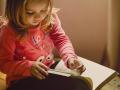 Una niña leyendo un libro