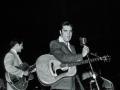 Elvis Presley durante un concierto en los 50