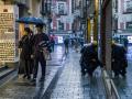 Toledanos y turistas se protegen de la lluvia con paraguas e impermeables para pasear por las calles del casco histórico