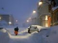 Una persona camina por una calle cubierta de nieve, en el centro de Kristiansand, Noruega