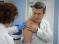 El consejero valenciano de Sanidad, Marciano Gómez, vacunándose