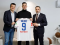 Nikola Kalinic posando con la camiseta del Hajduk Split