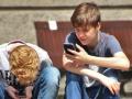 Niños jugando con el teléfono móvil