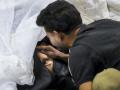 Un hombre llora la muerte de víctima por el atentado en Irán