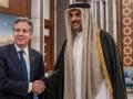 El Secretario de Estado de los Estados Unidos, Antony Blinken, le da la mano al Emir Sheikh Tamim bin Hamad al-Thani de Qatar