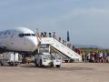 Un grupo de pasajeros toma un avión en el Aeropuerto de Castellón