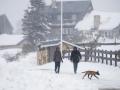 Varias personas caminan sobre la nieve este domingo en la localidad cántabra de Brañavieja