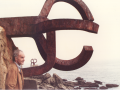 Eduardo Chillida junto a 'Peine del viento XV'