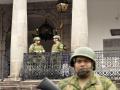 Soldados hacen guardia en el Palacio Presidencial de Carondelet, en el centro de Quito