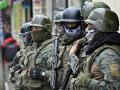 Soldados que respaldan a las fuerzas policiales hacen guardia frente a la prisión El Inca en Quito