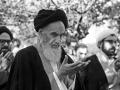 El ayatolá Jomeini durante su exilio en Francia antes de volver a Irán para encabezar la revolución