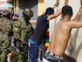Soldados del Ejército de Ecuador realizan capturas en las calles de Quito