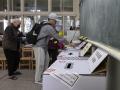 Un ciudadano emite su voto en las elecciones presidenciales de Taiwán