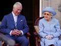 La Reina Isabel II junto a su hijo, el actual Rey de Inglaterra, Carlos III