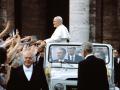 Juan Pablo II en el papamóvil, a principios de la década de 1980
