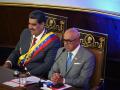 Nicolás Maduro se sienta junto al presidente de la Asamblea Nacional, Jorge Rodríguez