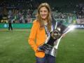 Leila Pereira, presidenta del Palmeiras levantando el título de liga brasileña