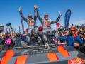 Carlos Sainz y Lucas Cruz celebrando la victoria en el Dakar 2024 tras cruzar la meta