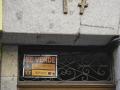 Cartel de una vivienda en venta en el escaparate