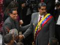 El presidente de Venezuela Nicolas Maduro saluda a Alex Saab en la Asamblea Nacional venezolana