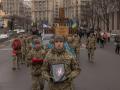 Solados ucranianos celebran una ceremonia en Kiev en honor de sus compañeros caídos