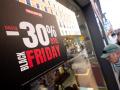 Un escaparate avisa de los descuentos durante Black Friday.