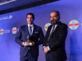 Eduardo Verástegui recibe el premio de la mano del presidente de la ACdP, Alfonso Bullón de Mendoza