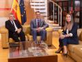 El secretario de Organización del Partido Socialista, Santos Cerdán y el presidente del Gobierno en funciones, Pedro Sánchez, reciben a la diputada de Junts, Miriam Nogueras